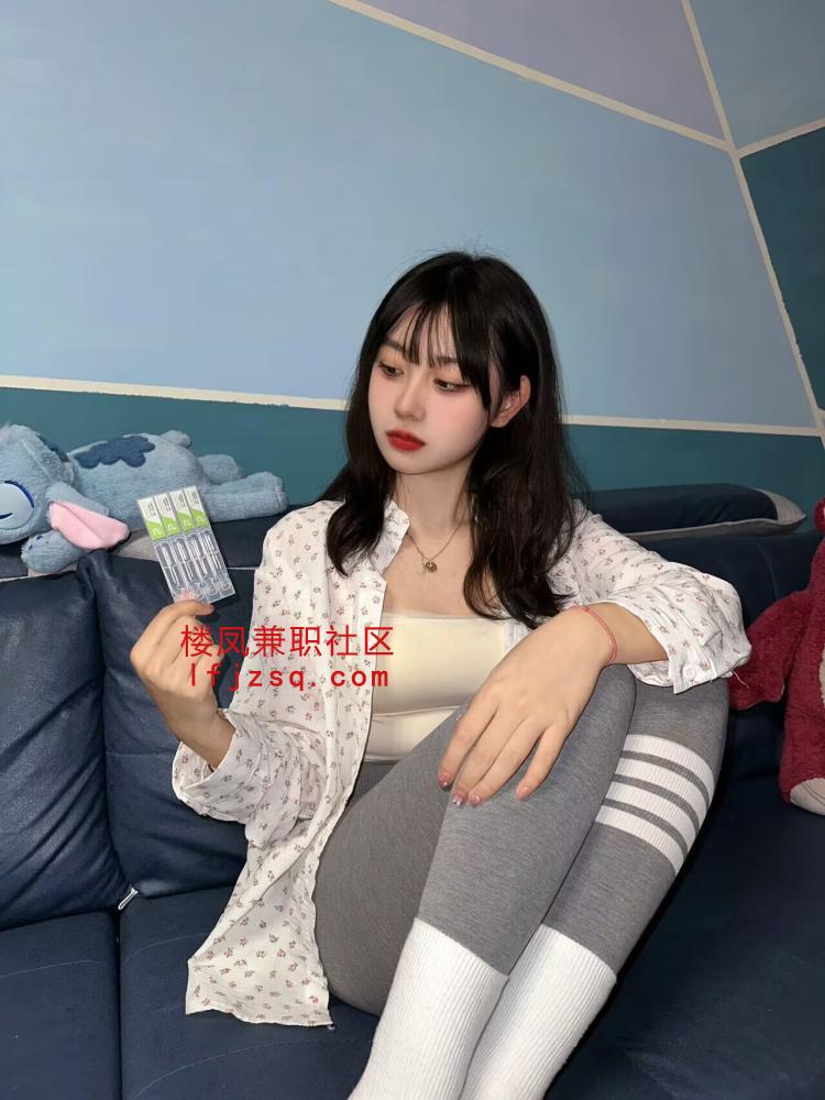 娇小萝莉求抱操易高潮，榨汁女深爱