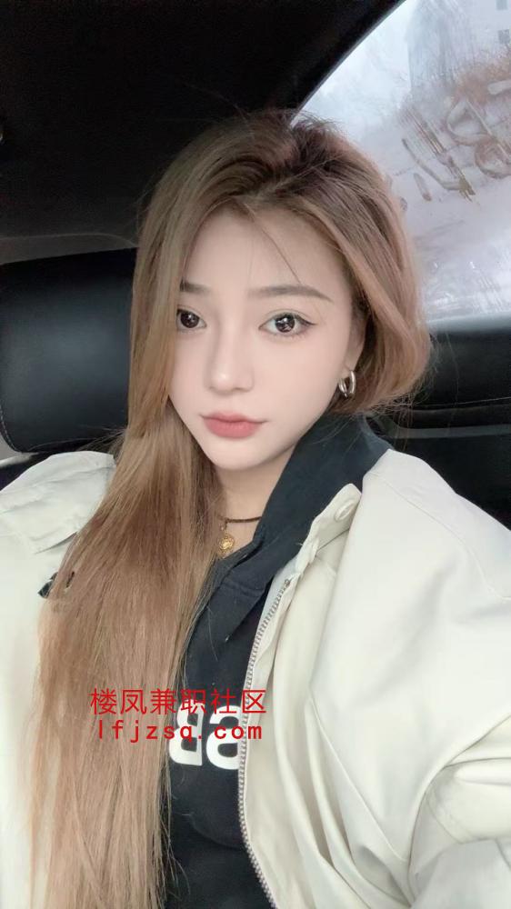 高挑软糯甜妹洛知予 清纯美女  笑起来甜甜的 有个小虎牙 耐看梨形身材