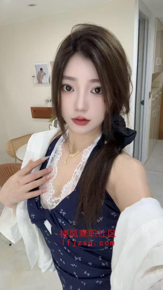 高挑软糯甜妹洛知予 清纯美女  笑起来甜甜的 有个小虎牙 耐看梨形身材