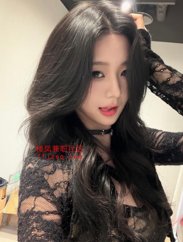 高挑软糯甜妹洛知予 清纯美女  笑起来甜甜的 有个小虎牙 耐看梨形身材