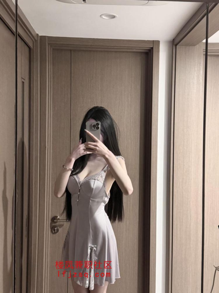 赣州长腿白虎嫩妹制服诱惑（可上门）