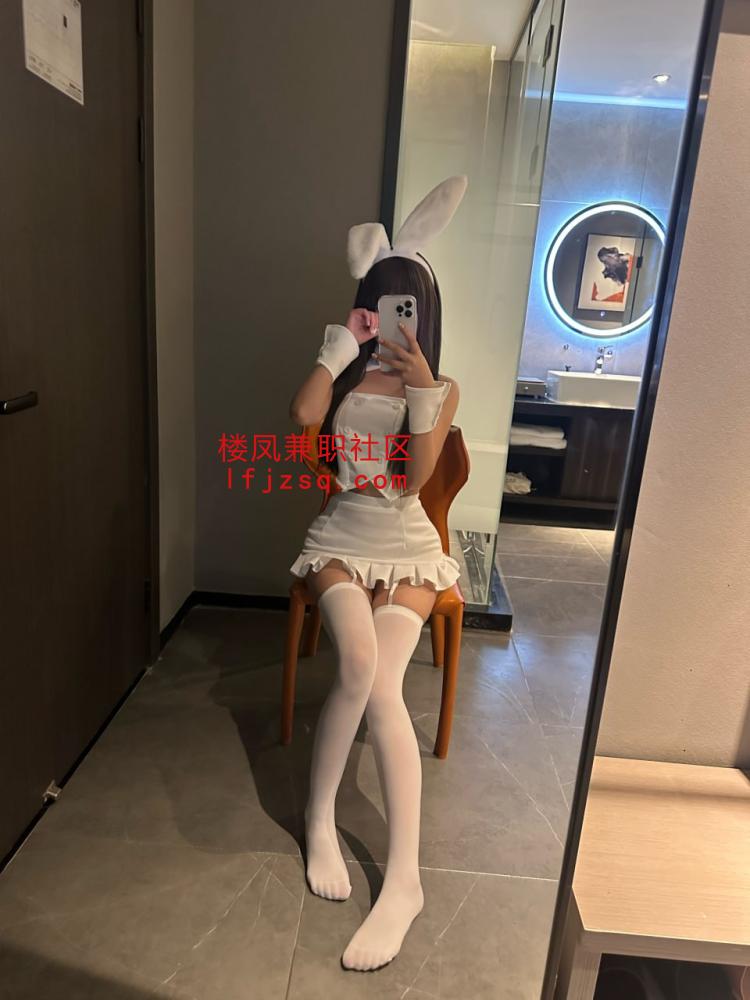 清纯少女下海兼职粉嫩美穴多水易高潮