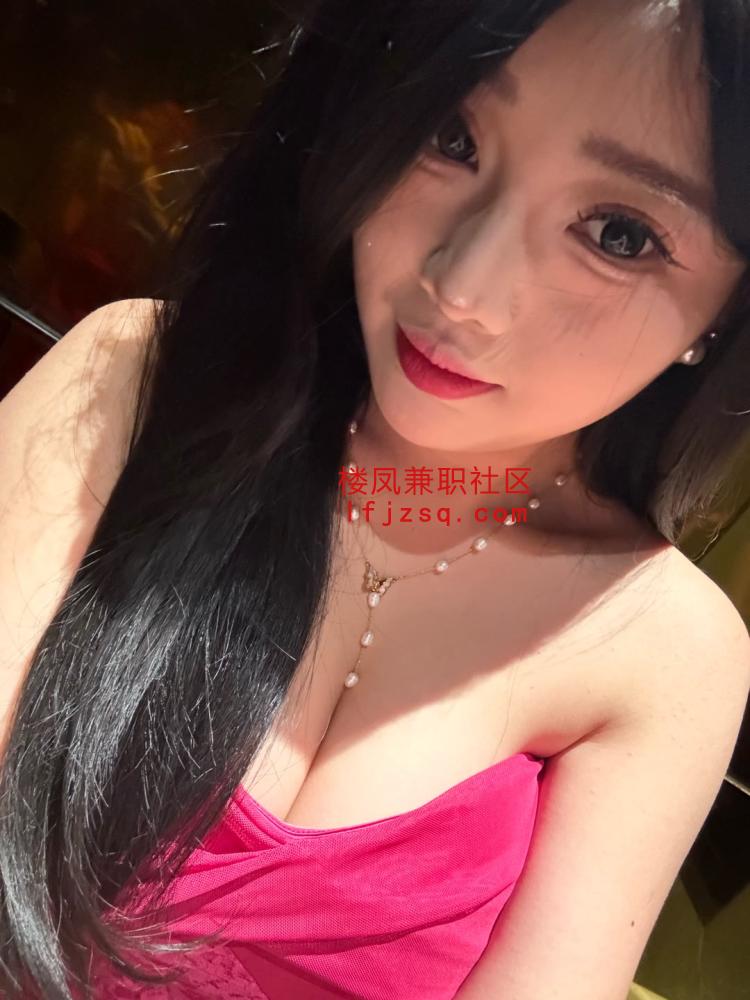 妹子下面特紧，淫水还很多