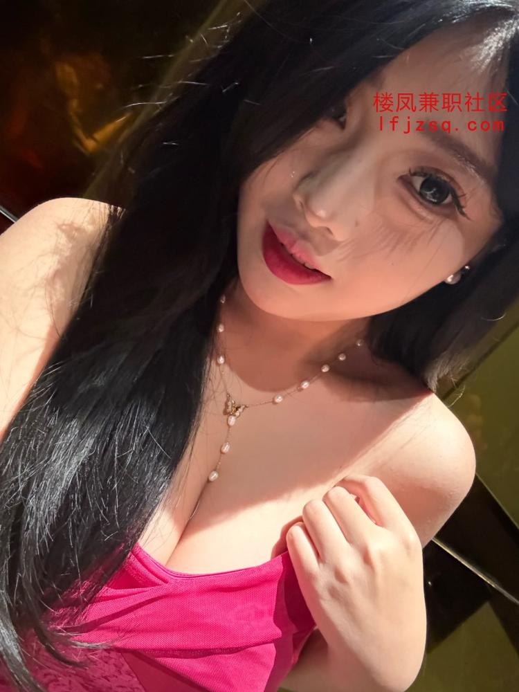 妹子下面特紧，淫水还很多