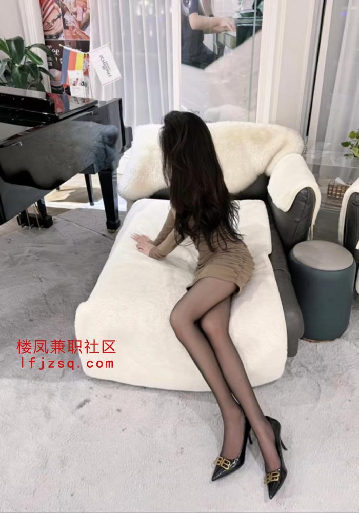 重庆小浪货五官很精致