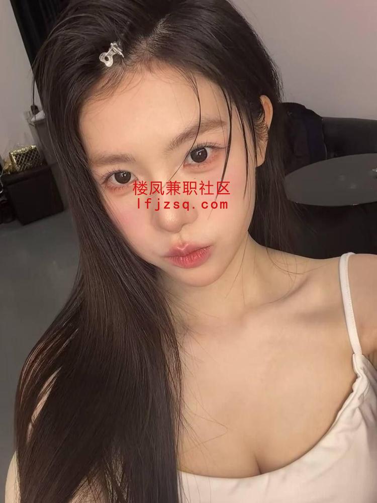 狼友们冲货真价实零零后嫩妹