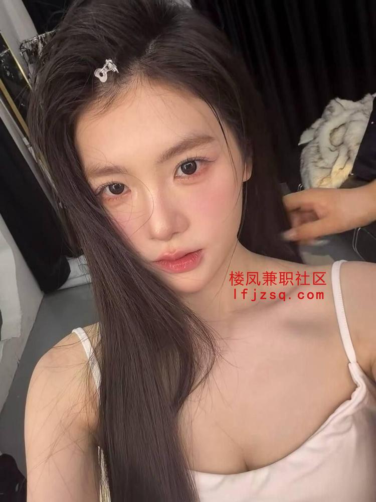 狼友们冲货真价实零零后嫩妹