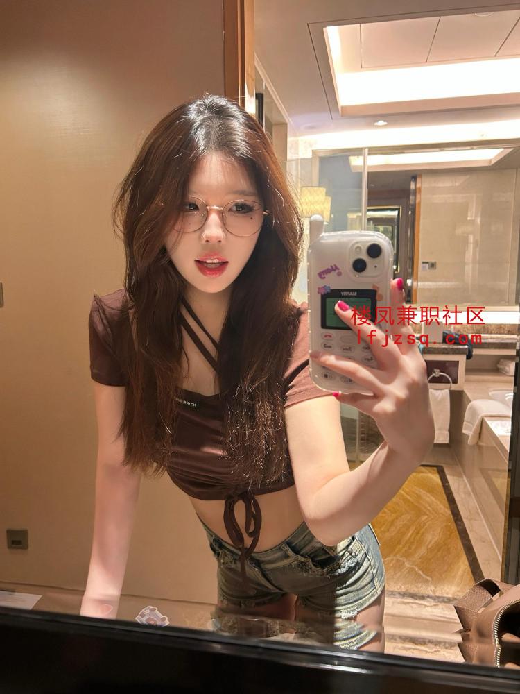 武汉00后文静小女孩敏感水多，性感女神化身，上粉下嫩 逼紧