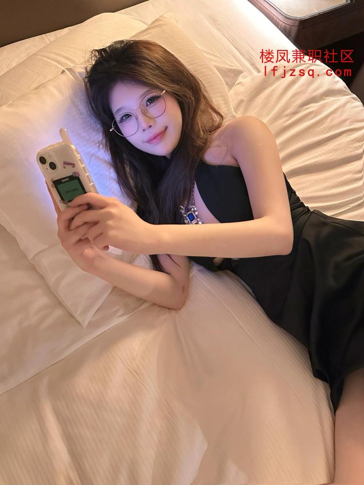 武汉00后文静小女孩敏感水多，性感女神化身，上粉下嫩 逼紧