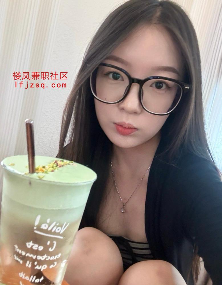 常熟穿着性感诱人大腿