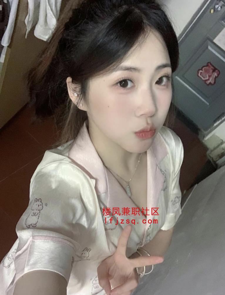 长沙制服丝袜美腿玉足反差嫩妹