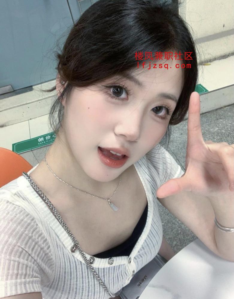 长沙制服丝袜美腿玉足反差嫩妹