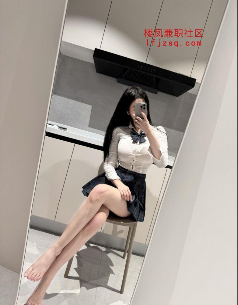 泉州黑丝大长腿学生妹 各种姿势配合 晚上外出