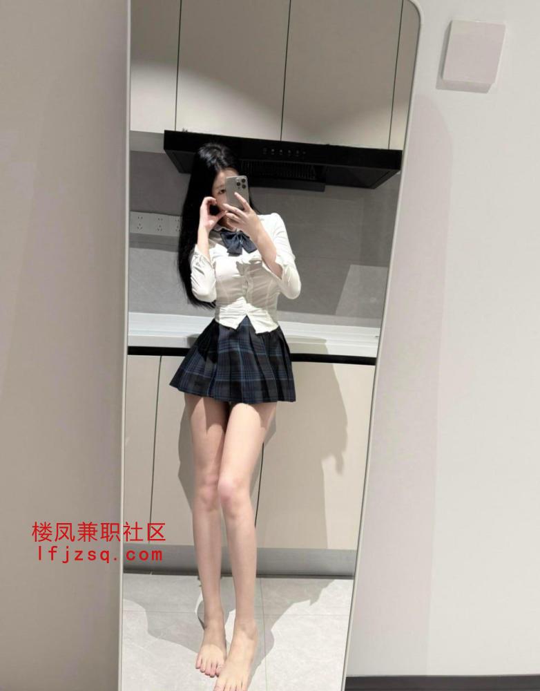 泉州黑丝大长腿学生妹 各种姿势配合 晚上外出