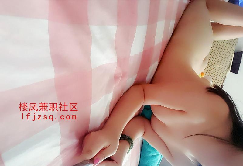 兼职小萝莉肤白嫩滑胸大粉穴紧致多汁会吸，可外