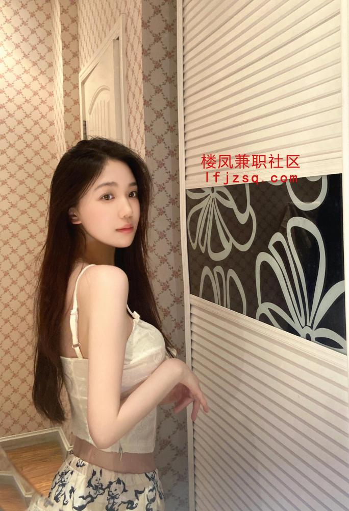 胸大后翘性感小尤物主动口爆 