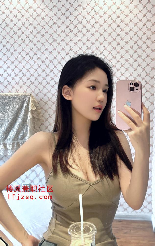 胸大后翘性感小尤物主动口爆 