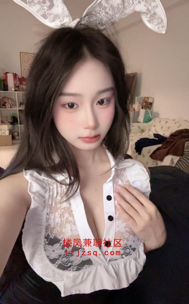 性感粉嫩骚妹，翘臀胸大屁