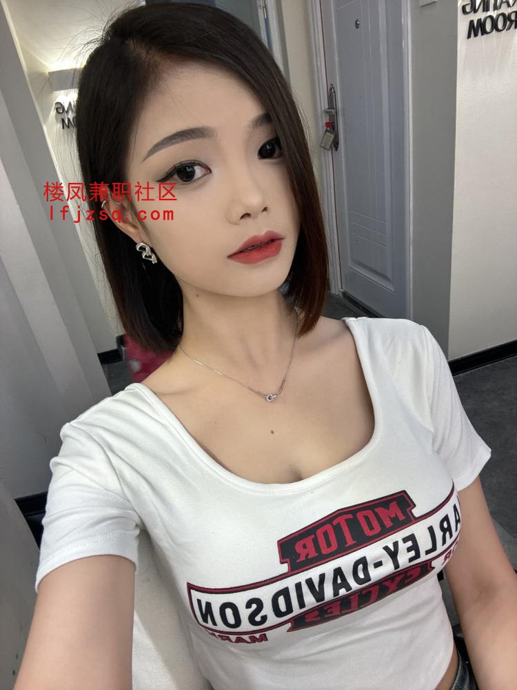 肥臀美腿丰乳炮架子，情趣丝袜潮喷淫水妹