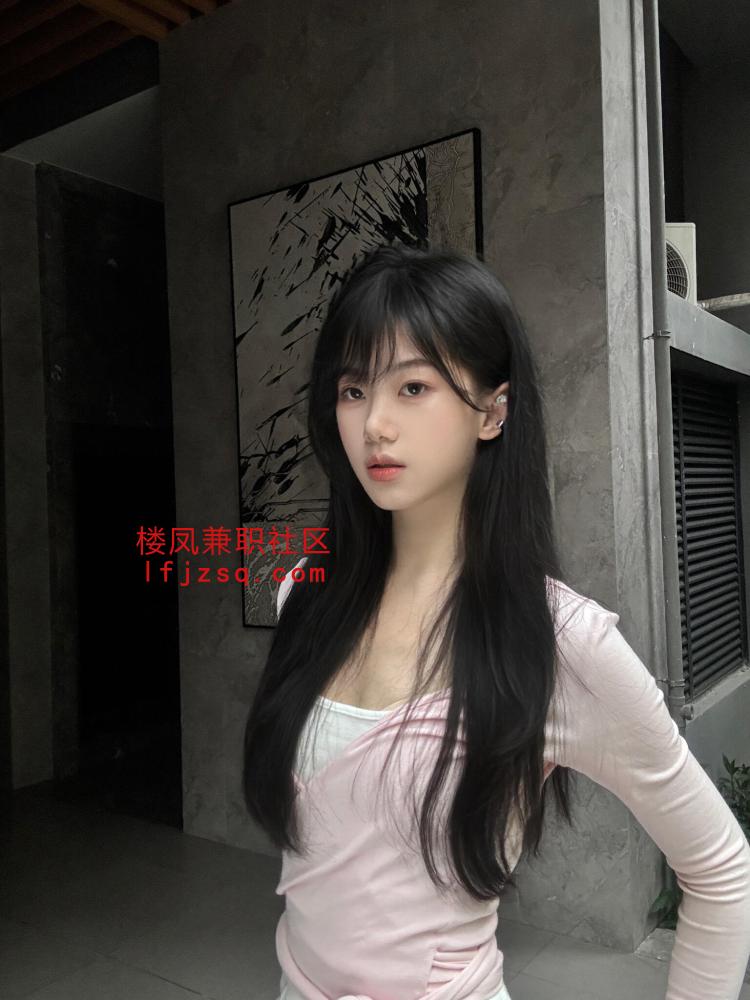 嫩穴喷泉小骚妹子按住屁股猛猛插