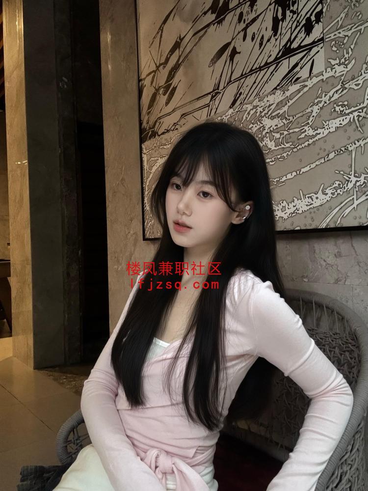 嫩穴喷泉小骚妹子按住屁股猛猛插