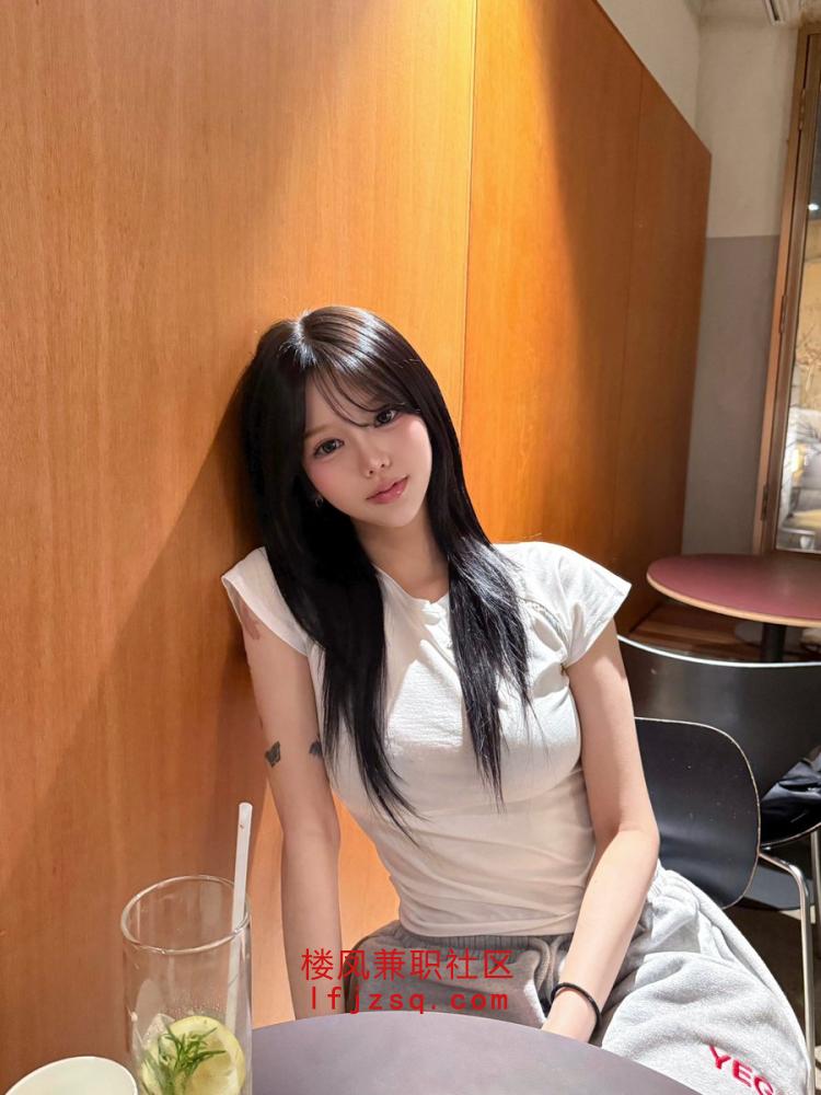 成都高颜值在校女大学生兼职，极品火爆身材。