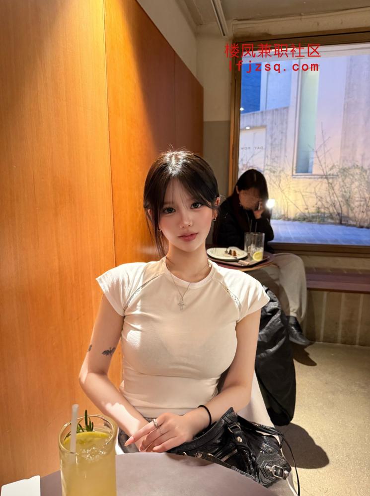 成都高颜值在校女大学生兼职，极品火爆身材。