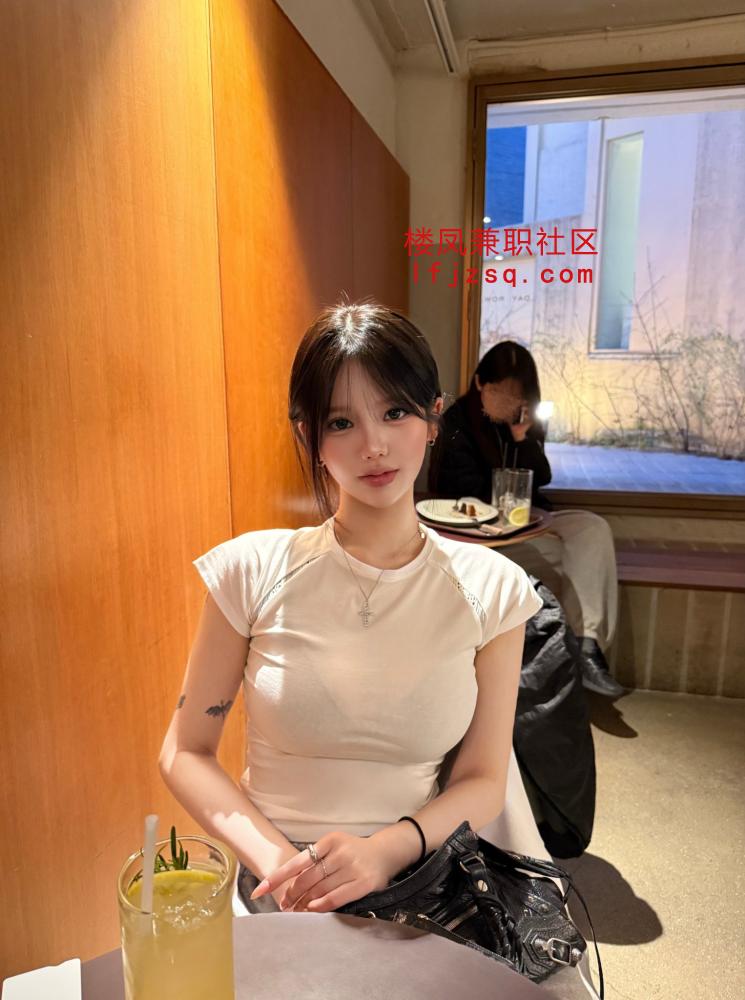 西宁市在校女大学生，床上红色榨精战袍，体验感十足。