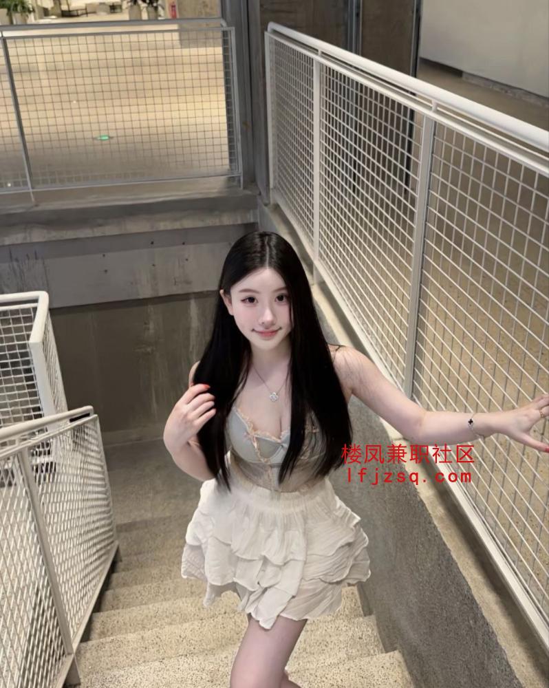 巨乳蜜桃臀逼嫩水又多可调教