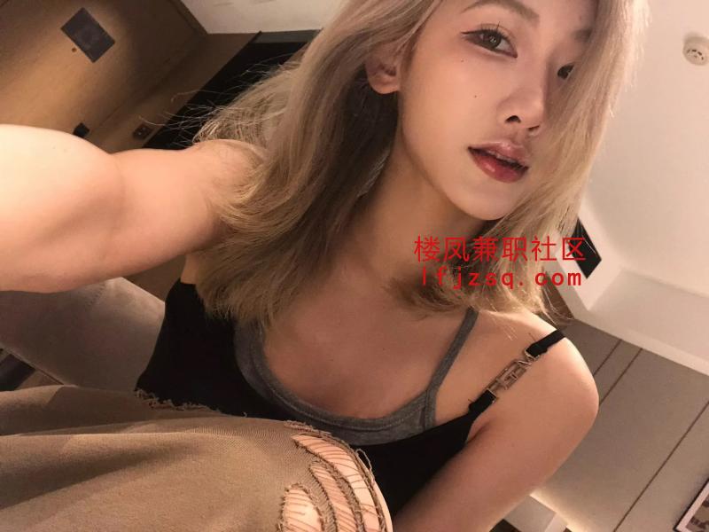 一个人刚下海兼职的小妹 很乖很听话