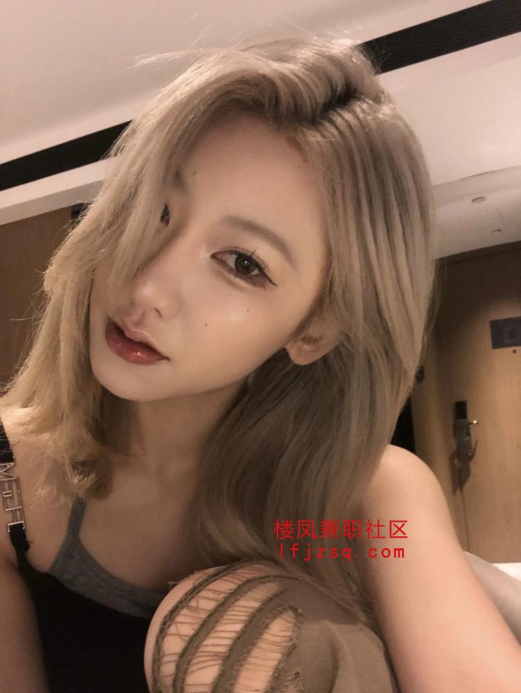 一个人刚下海兼职的小妹 很乖很听话