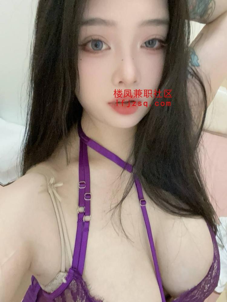 聊天也自然不尬场的长发翘臀姐姐
