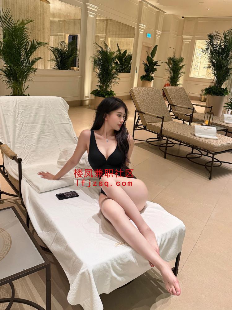 身材匀称白嫩的大奶子纤细的腰大圆屁股