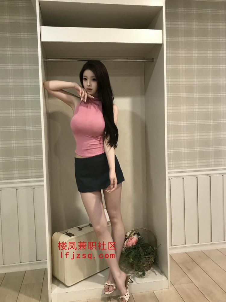 身材匀称白嫩的大奶子纤细的腰大圆屁股