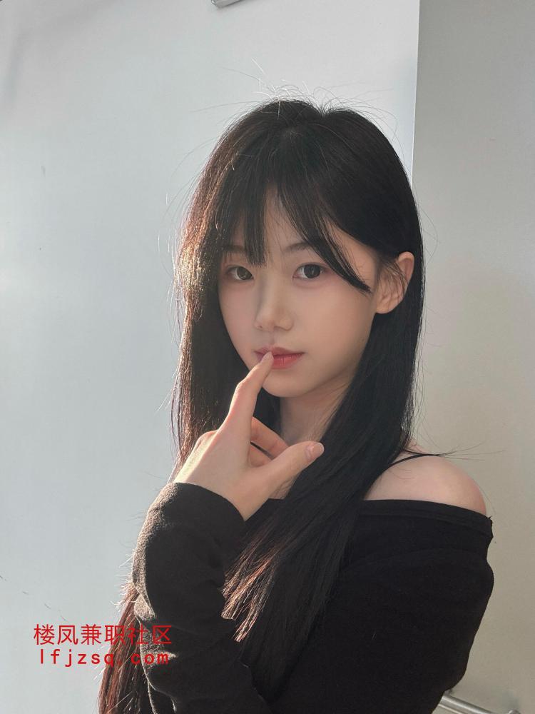 嫩妹粉嫩小B水汪汪的惹人疼爱