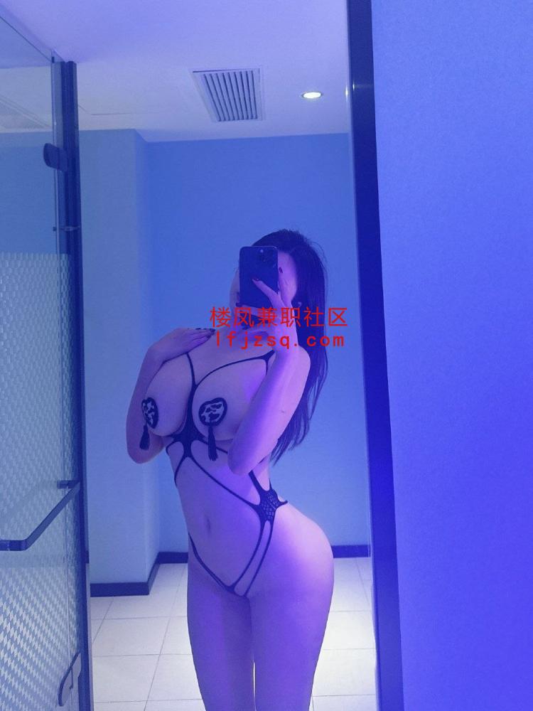 大连大奶翘臀御姐深喉淫叫样样精通