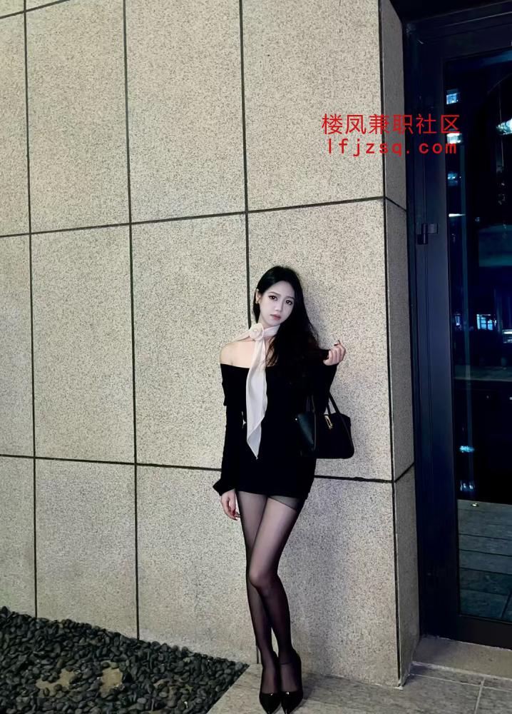 高颜气质大胸黑丝御姐