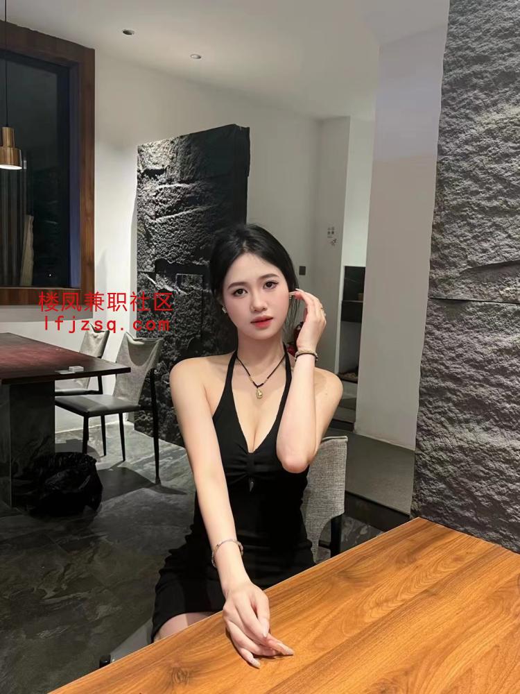 高颜气质大胸黑丝御姐