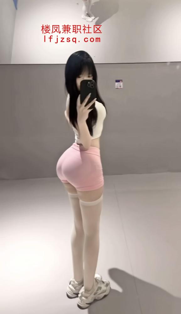 丰满身材，屁股很大很翘很淫荡