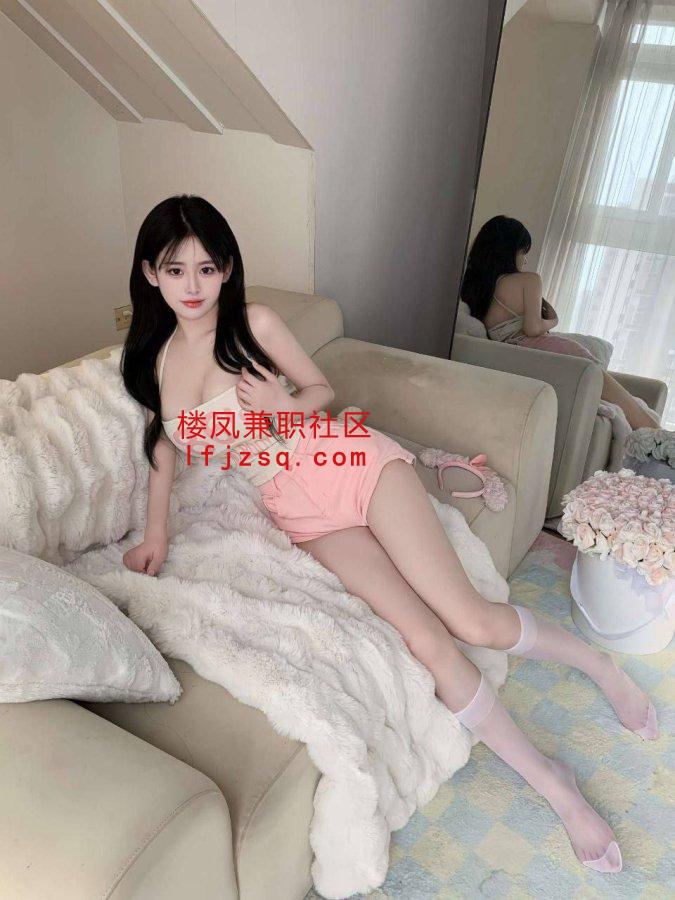 大胸妹子小蛮腰口活好屁股后入很爽