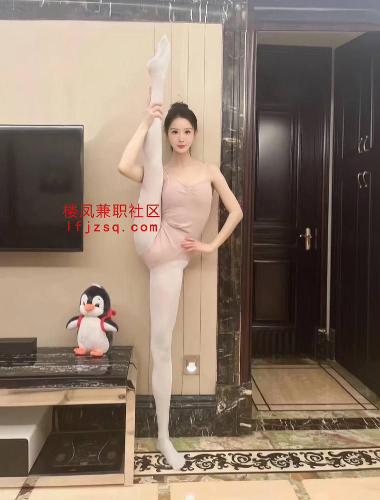 赤峰火辣瑜伽老师配合各种姿势