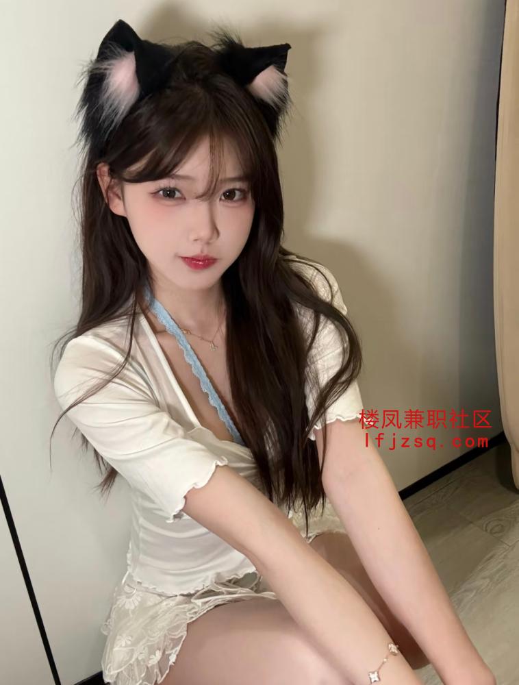 极品黑丝嫩妹摸两下就骚水横流