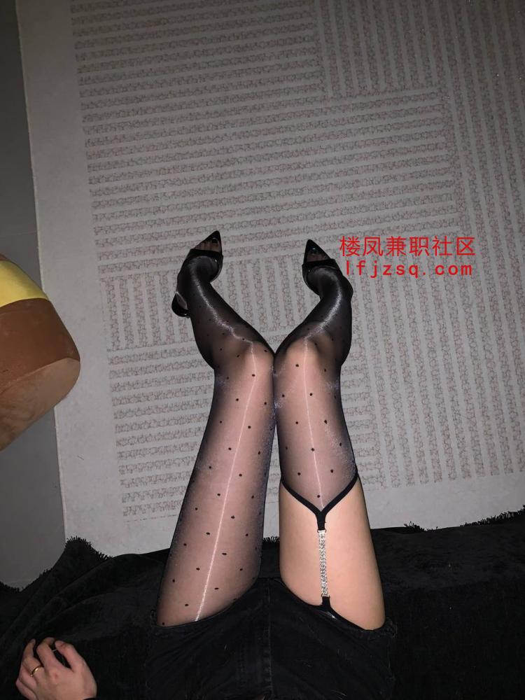 宝鸡梨形身材长腿黑丝御姐，教室各种制服诱惑。
