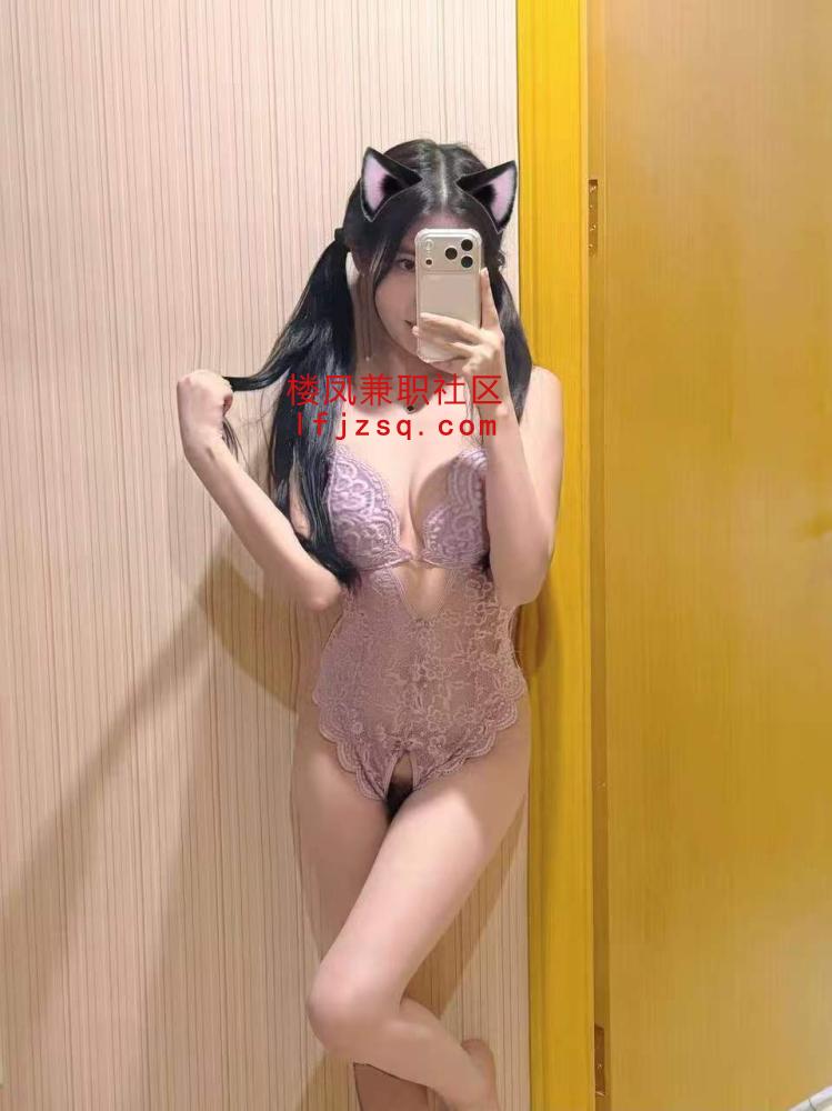 白乳小嫩妹很听话