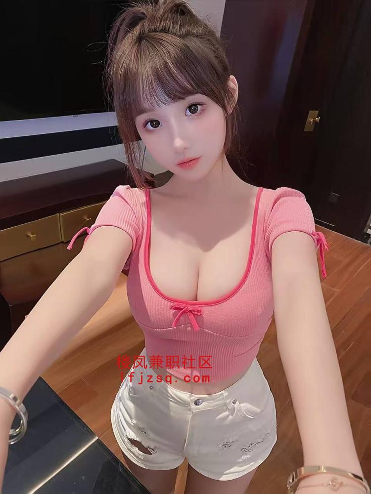巨胸翘臀骚货B水多