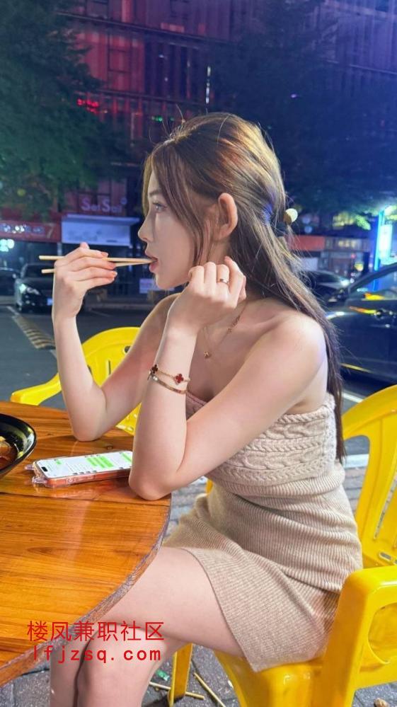 天津身材很迷人的妹妹 屁股圆满嫩滑 腿很直