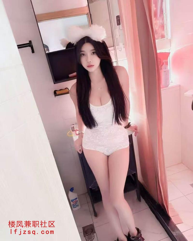骚到不行的小嫩妹