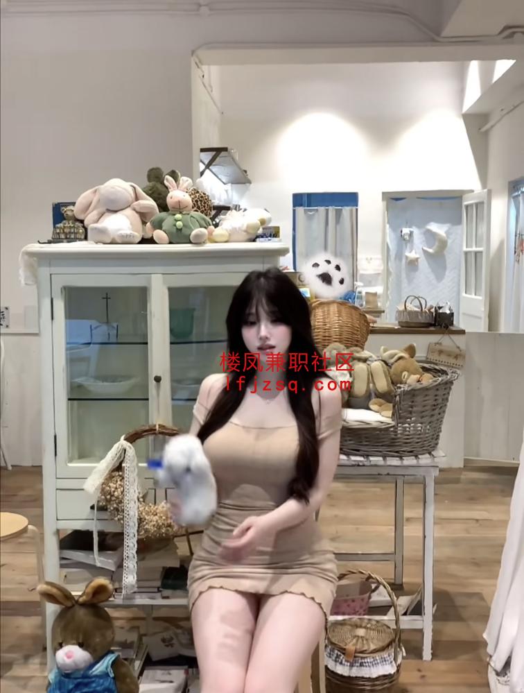 白嫩小新人逼紧乳头小粉嫩粉粉的