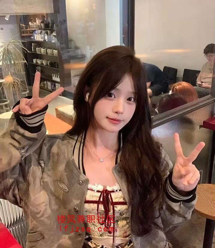 极品美女粉嫩多汁肌肤雪白透亮