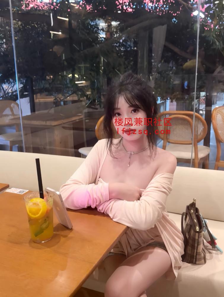 白皙胸大屁股翘00后大长腿